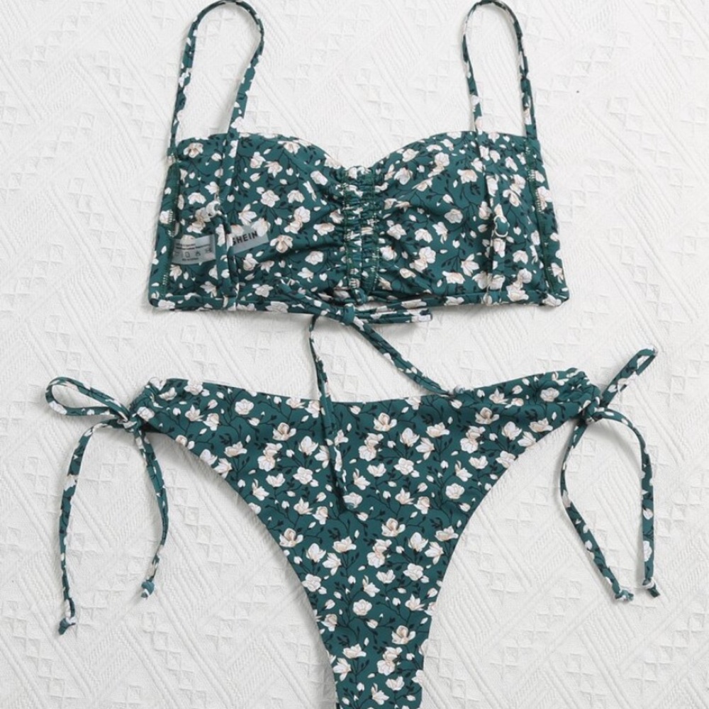 Bikini - Picture 2 of 2